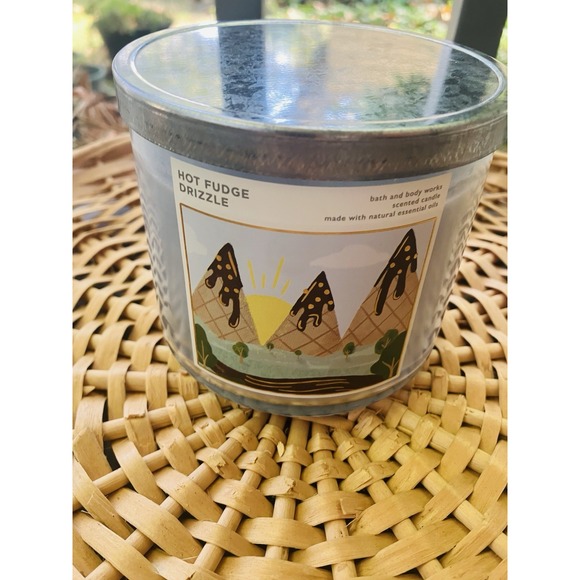 Bath Body Works Candle HOT FUDGE DRIZZLE Scented 3-wick Jar Wax - Picture 1 of 3